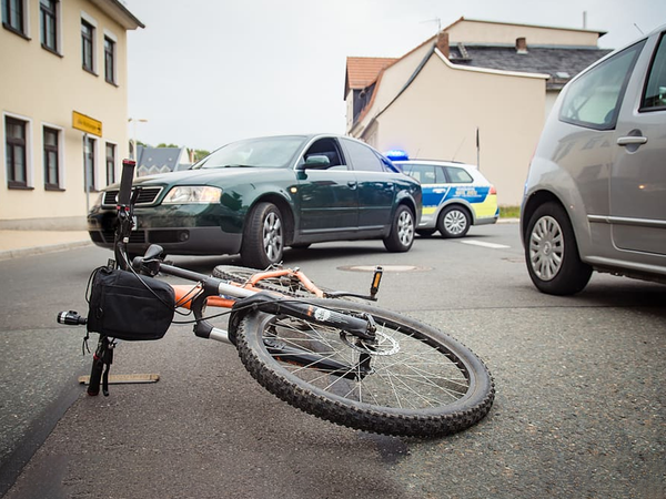 Bici sul pavimento vicino ad auto